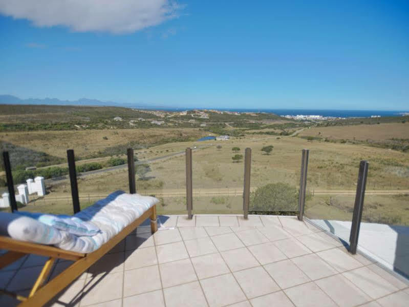 Fly Me To The Moon Guesthouse Mossel Bay Exterior photo